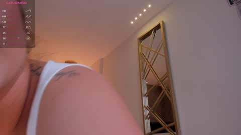 Snapshot of martinnabonnet chatting on 12/17/24, 04:21 Martinna Bonnet online show from 12/17/24, 04:21