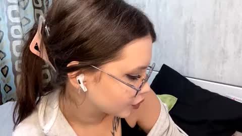 Mia online show from 02/13/26, 07:48