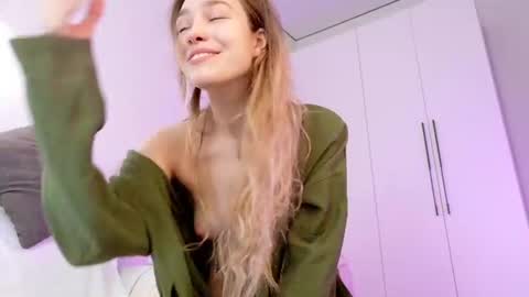 Snapshot of mary_shiota chatting on 06/13/26, 09:07 HelIo Everyone Im MaryWelcome to my room and lets have a good time together with me online show from 06/13/26, 09:07