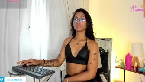 Snapshot of massielhot chatting on 07/06/26, 06:32 massielhot online show from 07/06/26, 06:32