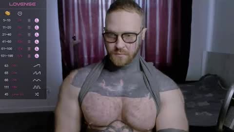 Snapshot of master_oil chatting on 02/15/25, 11:50 Huge Alex online show from 02/15/25, 11:50