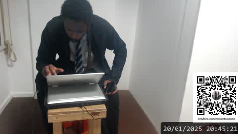 Snapshot of masterdomfuck chatting on 01/20/25, 11:43 Masterdomfuck online show from 01/20/25, 11:43