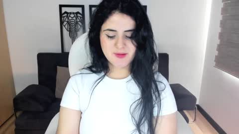 Snapshot of matilda_sweet18 chatting on 01/26/25, 05:23 Lucia online show from 01/26/25, 05:23