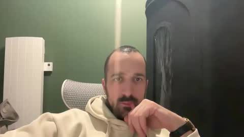 Snapshot of matthias24 chatting on 12/19/25, 01:23 M online show from 12/19/25, 01:23