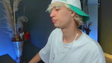 mattias     online show from 09/17/25, 01:07