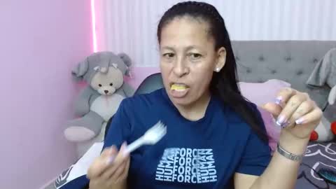 Snapshot of mature_martina_ chatting on 01/27/25, 11:11 Martina online show from 01/27/25, 11:11