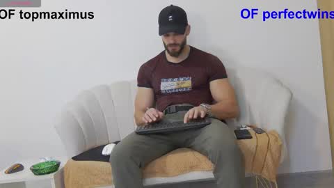 mauro_real_man online show from 11/25/25, 07:03