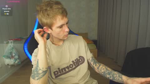Snapshot of max_gen chatting on 12/20/24, 09:50 Max Gen with tats 24years  And Ethan without tats 20 years online show from 12/20/24, 09:50