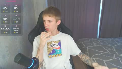 Snapshot of max_gen chatting on 01/20/25, 01:53 Max Gen with tats 24years  And Ethan without tats 20 years online show from 01/20/25, 01:53