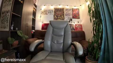 Snapshot of max_greenn chatting on 10/29/25, 01:41 Max Follow me IGX hereismaxx online show from 10/29/25, 01:41