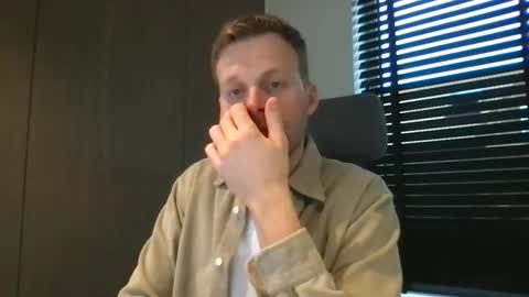 Max take off clothes online show from 11/25/25, 08:03