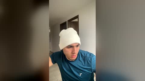 max_valiant1 online show from 04/21/26, 12:33