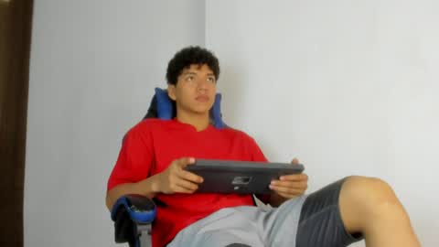 Snapshot of maximiliano_kh4lil chatting on 06/17/26, 11:56 Maximiliano online show from 06/17/26, 11:56