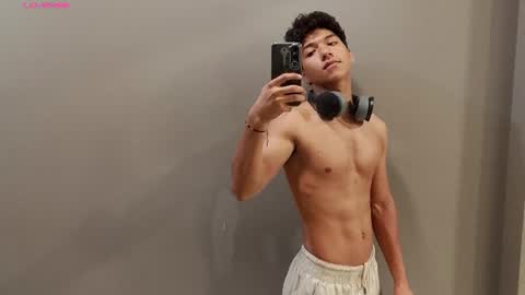 Snapshot of maximiliano_kh4lil chatting on 07/14/26, 12:33 Maximiliano online show from 07/14/26, 12:33
