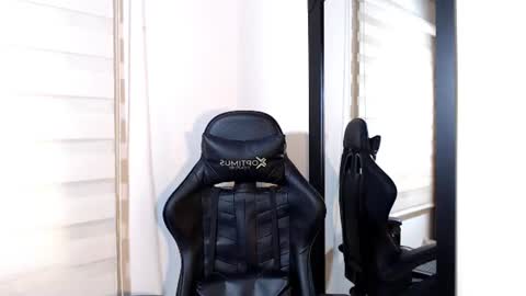 Snapshot of maximo_sebastian chatting on 06/18/26, 06:01 Maximo Sebastian online show from 06/18/26, 06:01