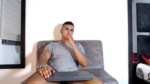 Snapshot of maximo_sebastian chatting on 07/17/26, 09:27 Maximo Sebastian online show from 07/17/26, 09:27
