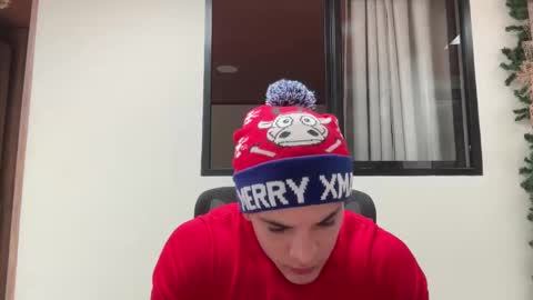 Snapshot of maximohoot chatting on 12/22/24, 06:15 Sebastian online show from 12/22/24, 06:15