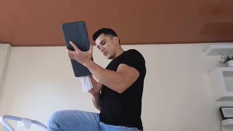 Snapshot of maximohoot chatting on 01/17/25, 05:19 Sebastian online show from 01/17/25, 05:19