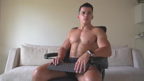 Snapshot of maximohoot chatting on 09/16/25, 06:09 Sebastian online show from 09/16/25, 06:09