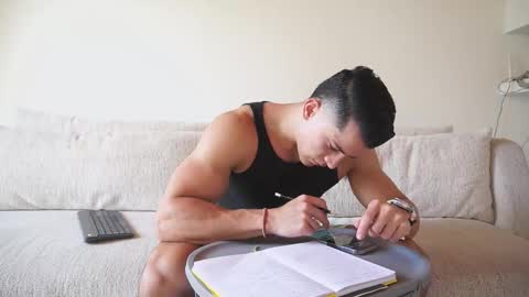 Snapshot of maximohoot chatting on 10/09/25, 05:44 Sebastian online show from 10/09/25, 05:44