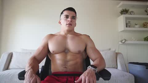 Snapshot of maximohoot chatting on 10/16/25, 07:26 Sebastian online show from 10/16/25, 07:26