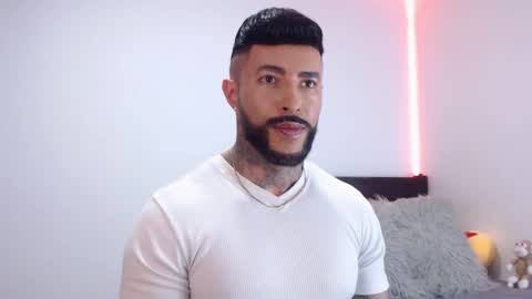 Independent Model online show from 10/22/25, 04:24