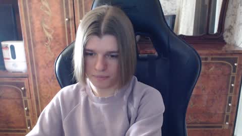 Max online show from 02/19/25, 06:54