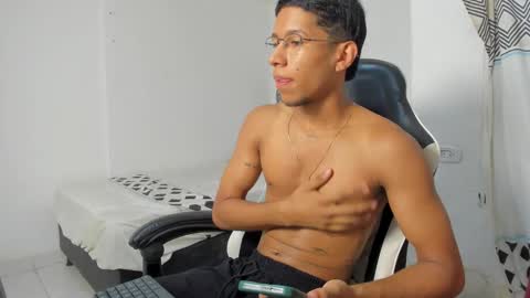 Snapshot of maxvibe420 chatting on 10/01/25, 01:17 maxvibe420 online show from 10/01/25, 01:17