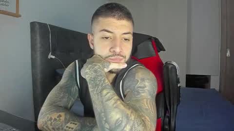 Snapshot of maxvibe_ chatting on 10/21/25, 02:45 maxvibe_ online show from 10/21/25, 02:45