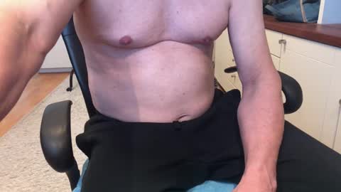 Snapshot of maxx_martin chatting on 11/19/25, 12:16 Max online show from 11/19/25, 12:16