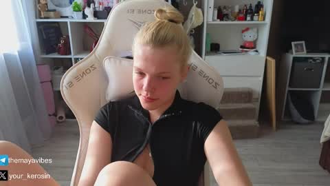 Snapshot of maya_blonde18 chatting on 05/26/26, 03:35 Maya online show from 05/26/26, 03:35