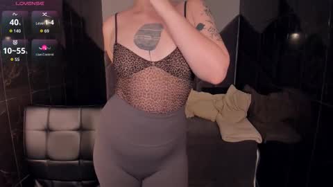 Woman online show from 11/26/25, 02:18