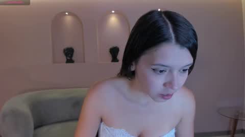 Snapshot of mayahoffman_ chatting on 12/18/25, 11:05 M A Y A H O F F M A N online show from 12/18/25, 11:05