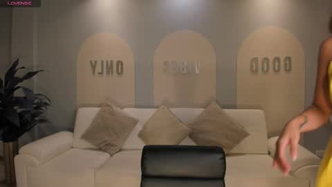 Snapshot of mayahoffman_ chatting on 01/09/26, 11:13 M A Y A H O F F M A N online show from 01/09/26, 11:13