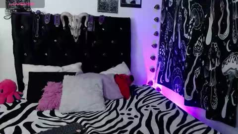 mayaredd online show from 10/10/25, 03:38