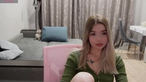 Snapshot of maymallorie chatting on 11/18/25, 11:37 may online show from 11/18/25, 11:37