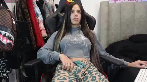 Snapshot of meclarityxxx chatting on 12/28/24, 07:22 online show from 12/28/24, 07:22