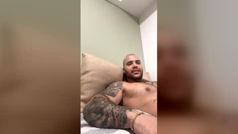Snapshot of medellindrak chatting on 04/20/26, 12:13 filippoae online show from 04/20/26, 12:13