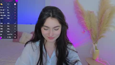 Snapshot of medina_andress chatting on 05/19/26, 09:32 Dina online show from 05/19/26, 09:32