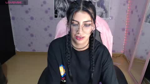 Snapshot of medussa_kat chatting on 03/12/25, 11:01 Katrina online show from 03/12/25, 11:01