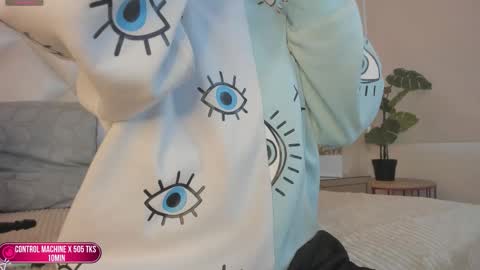 Snapshot of megan_dh chatting on 10/03/25, 12:13 Megan online show from 10/03/25, 12:13