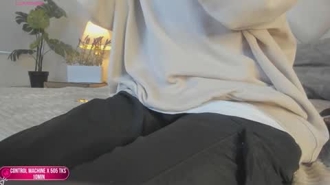 Snapshot of megan_dh chatting on 10/16/25, 12:06 Megan online show from 10/16/25, 12:06