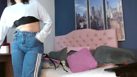 Snapshot of megan_lr chatting on 06/07/26, 01:43 Valentina online show from 06/07/26, 01:43