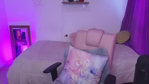 Snapshot of megan_ricci chatting on 09/22/25, 10:01 Laura online show from 09/22/25, 10:01