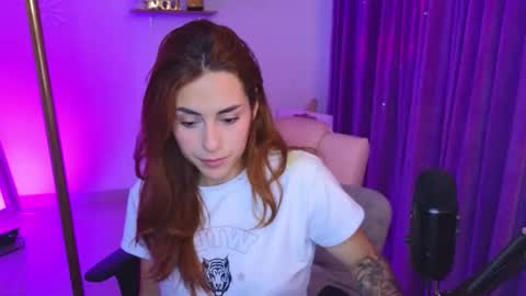 Snapshot of megan_ricci chatting on 11/30/25, 01:42 Laura online show from 11/30/25, 01:42