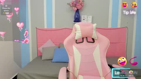 Snapshot of meganqueen2 chatting on 02/19/25, 02:01 Megan Queen online show from 02/19/25, 02:01