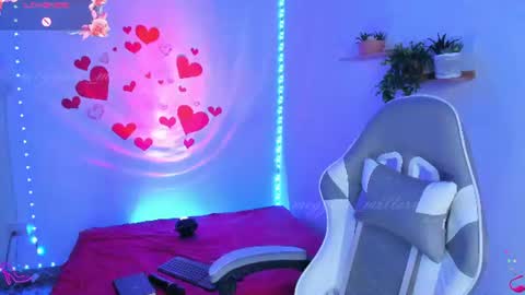 Snapshot of meggan_millerr chatting on 06/19/26, 01:54 online show from 06/19/26, 01:54