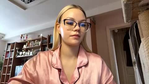 Snapshot of megganskurski chatting on 03/08/26, 09:02 Mia online show from 03/08/26, 09:02