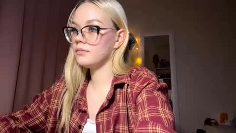 Snapshot of megganskurski chatting on 03/11/26, 03:18 Mia online show from 03/11/26, 03:18