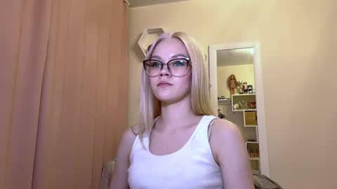 Snapshot of megganskurski chatting on 03/18/26, 05:05 Mia online show from 03/18/26, 05:05